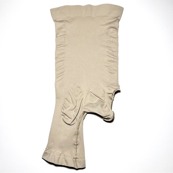 SKIMS Seamless Sculpt Solution Short Right Leg Exposed in Clay - Picture 4 of 5